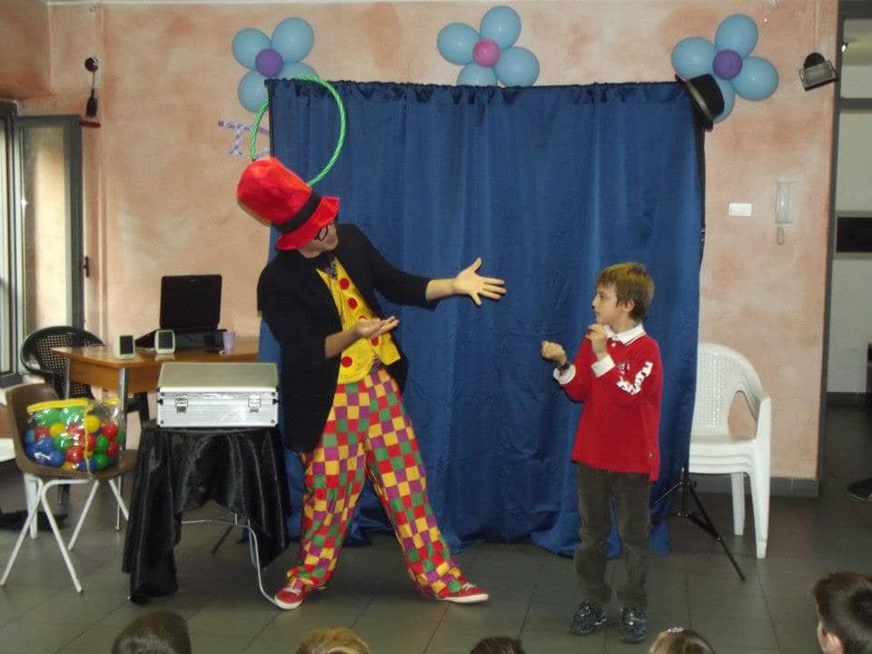 Spettacolo di magia per bambini durante una festa di compleanno